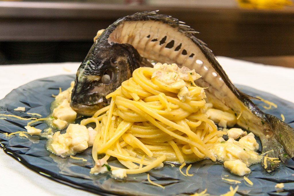 Spaghetti con orata colorati e profumati al limone